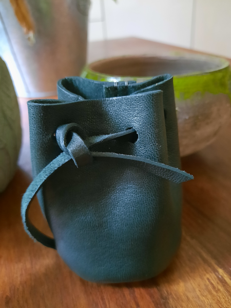 Bourse pour bijoux, en cuir basane vert - Emmanuelle Olivier Maroquinerie