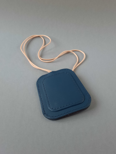 Porte-clés cloche en cuir de taurillon bleu - Collection Le Galet - Emmanuelle Olivier Maroquinerie