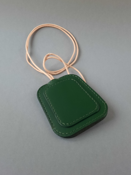 Porte-clés cloche en cuir de taurillon vert - Collection Le Galet - Emmanuelle Olivier Maroquinerie