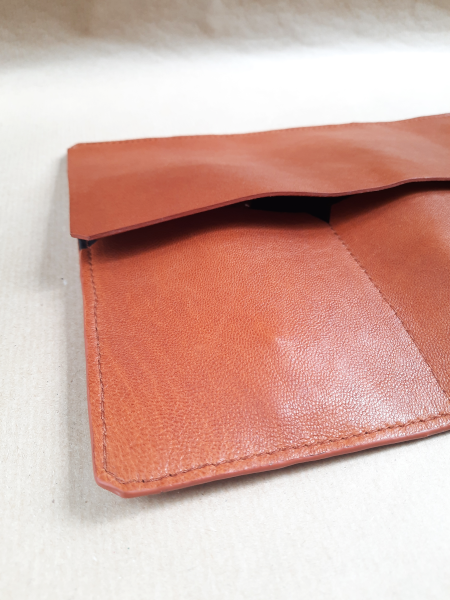 Marmotte en cuir marron cognac pour 3 montres - Couture au point de sellier - Emmanuelle Olivier Maroquinerie