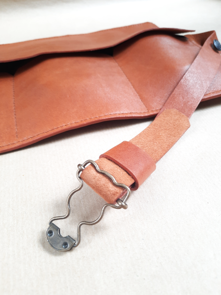 Marmotte en cuir marron cognac pour 3 montres - Fermeture en rouleau - Emmanuelle Olivier Maroquinerie