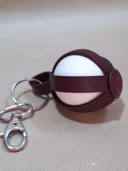 Porte Clés Balle de secours TT - Cuir - couleur rouge - Emmanuelle Olivier Maroquinerie
