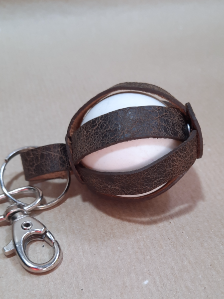 Porte Clés Balle de secours TT - Cuir - couleur marron vintage - Emmanuelle Olivier Maroquinerie