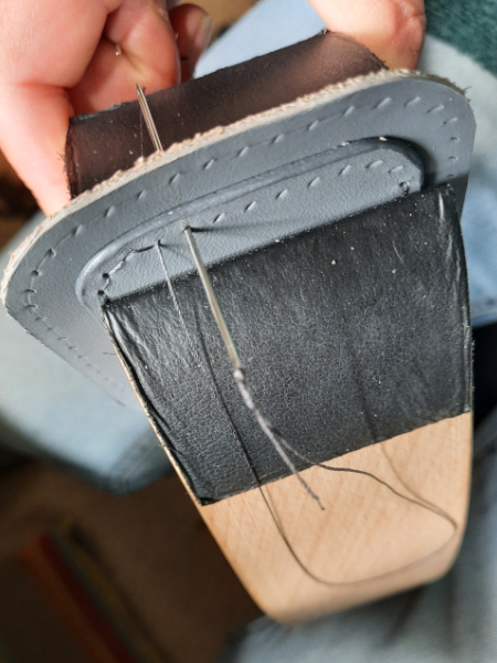 Couture au point sellier sur cuir de taurillon