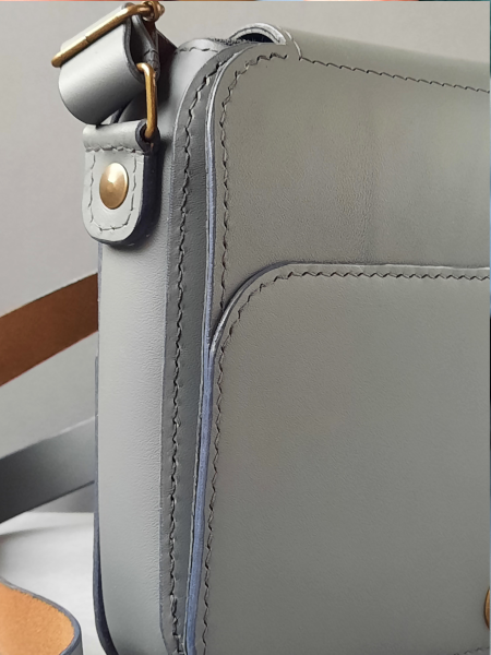 Détail de sac en cuir de taurillon – Collection Le Galet