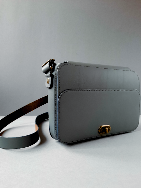 Sac Bandoulière en cuir - Version gris -Collection Le Galet - Emmanuelle Olivier Maroquinerie