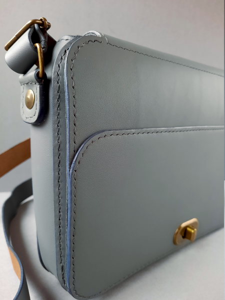 Sac Bandoulière en cuir - cousu main -Collection Le Galet - Emmanuelle Olivier Maroquinerie