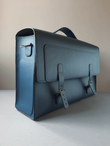Cartable en cuir bleu, vue de côté, structure et volume