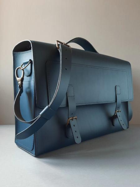 Cartable en cuir bleu avec bandoulière réglable, vue de côté