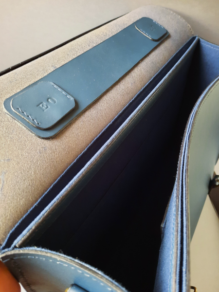 Intérieur du cartable en cuir bleu, espace de rangement