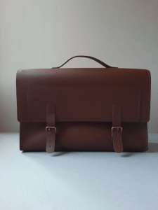 Cartable en cuir marron fait main, vue de face