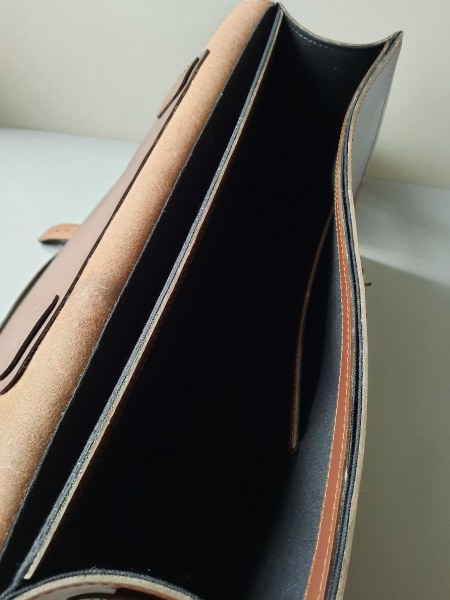 Intérieur du cartable en cuir marron, espace de rangement