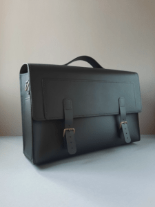 Cartable en cuir noir, vue de côté, silhouette du cartable