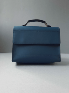 Sac bandoulière en cuir bleu fait main, vue de face