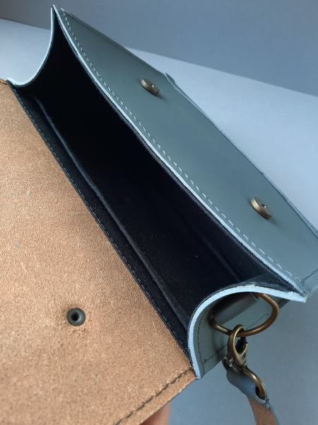 Intérieur du sac bandoulière en cuir gris, espace de rangement