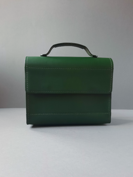 Sac bandoulière en cuir vert fait main, vue de face