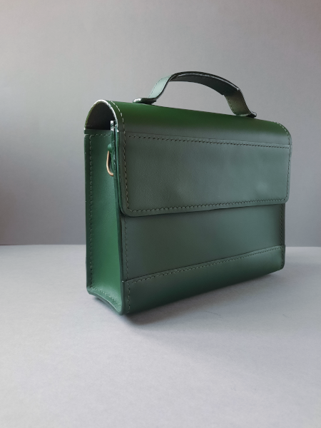 Sac bandoulière en cuir vert, vue de côté, volume du sac