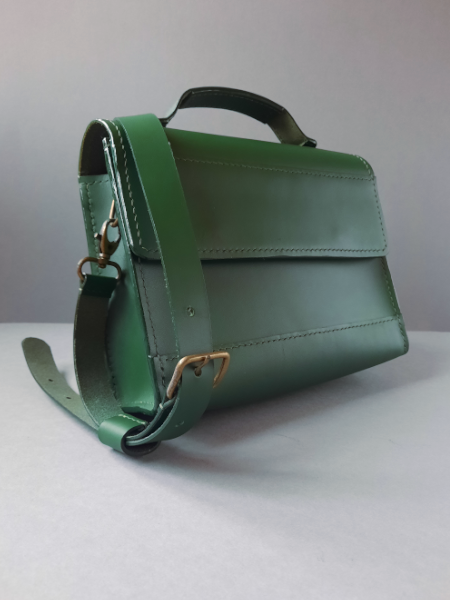Sac bandoulière en cuir vert avec bandoulière réglable, vue de côté
