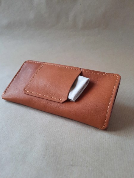 Etui à lunettes en cuir basane souple marron cognac- pochette pour chiffon - Emmanuelle Olivier Maroquinerie