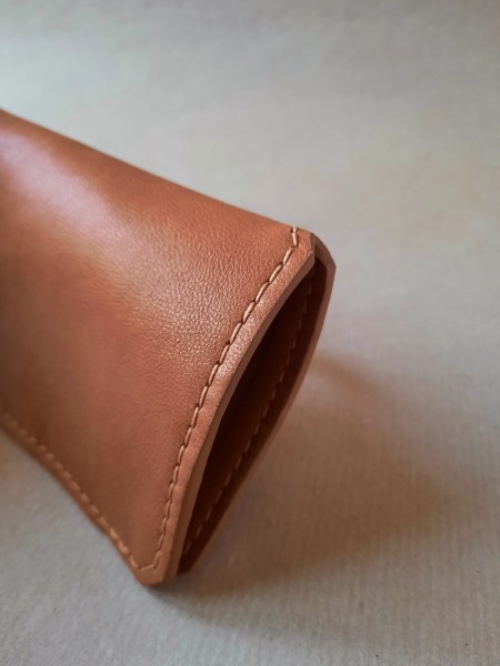 Etui à lunettes en cuir basane souple marron cognac- détail - Emmanuelle Olivier Maroquinerie