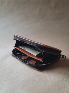 Porte-monnaie en cuir de basane marron cognac ouvert – compartiments pièces et billets