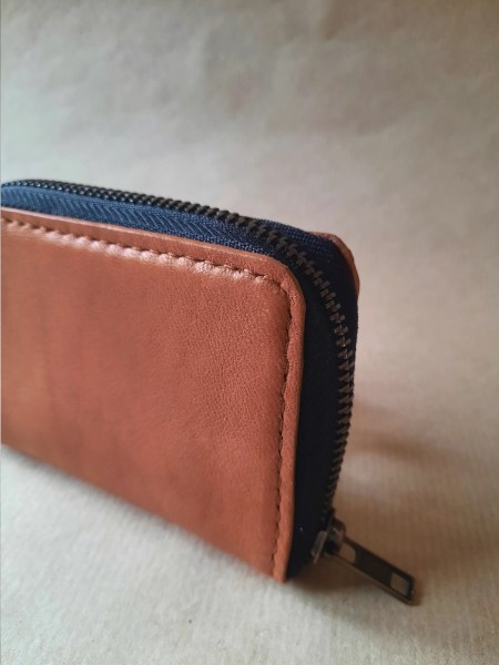 Détail couture main porte-monnaie cuir basane marron cognac
