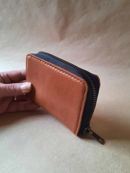 Porte-monnaie en cuir de basane marron cognac – pratique et compact- Emmanuelle Olivier Maroquinerie