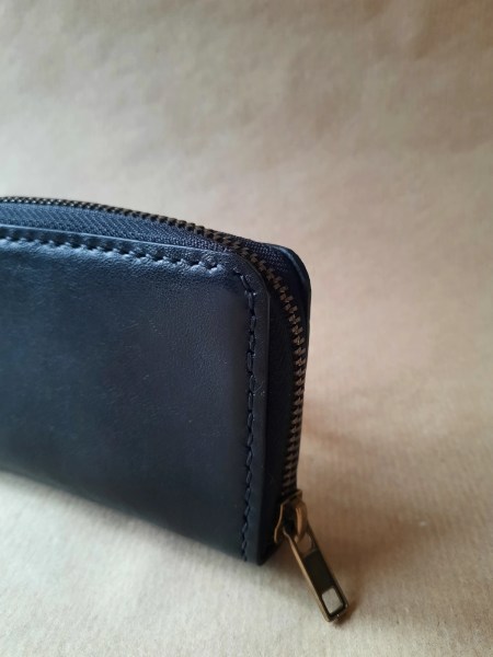 Détail couture main porte-monnaie cuir basane noir