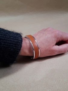 Bracelet jonc en cuir de basane - porté poignet - Emmanuelle Olivier Maroquinerie