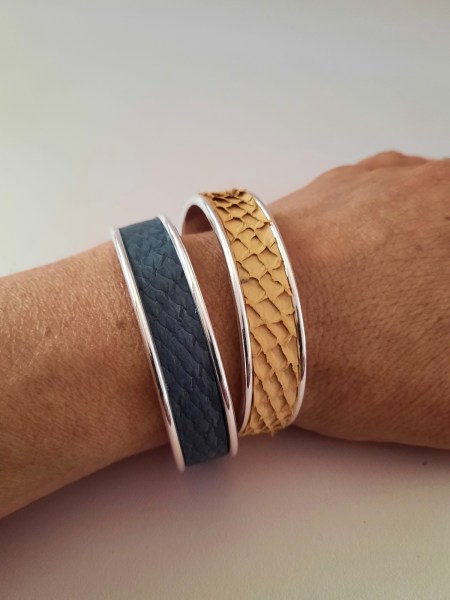 Bracelets joncs en peau de poisson en série limitée portés au poignet