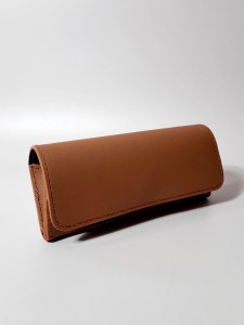 Étui à lunettes en cuir taurillon marron de la collection Le Galet