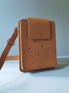 Pochette bandoulière en cuir marron avec perforations décoratives - Emmanuelle Olivier Maroquinerie