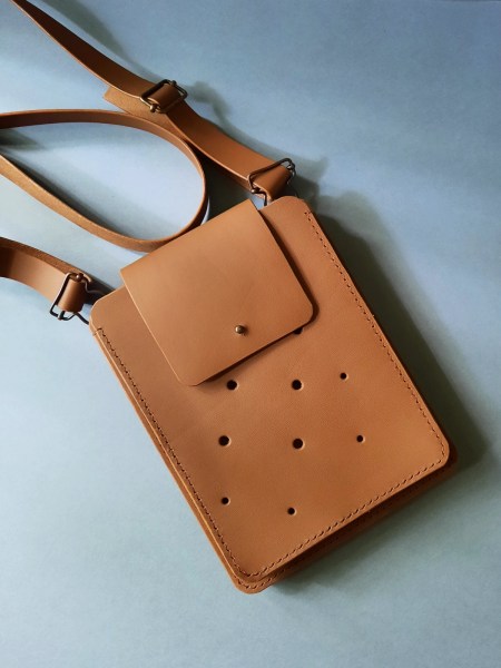 Pochette bandoulière en cuir marron et sa bandoulière réglable - Emmanuelle Olivier Maroquinerie
