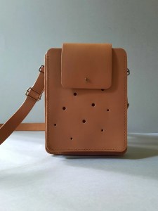 Pochette bandoulière artisanale en cuir marron vue de face - Emmanuelle Olivier Maroquinerie
