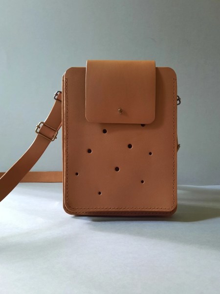 Pochette bandoulière artisanale en cuir marron vue de face - Emmanuelle Olivier Maroquinerie