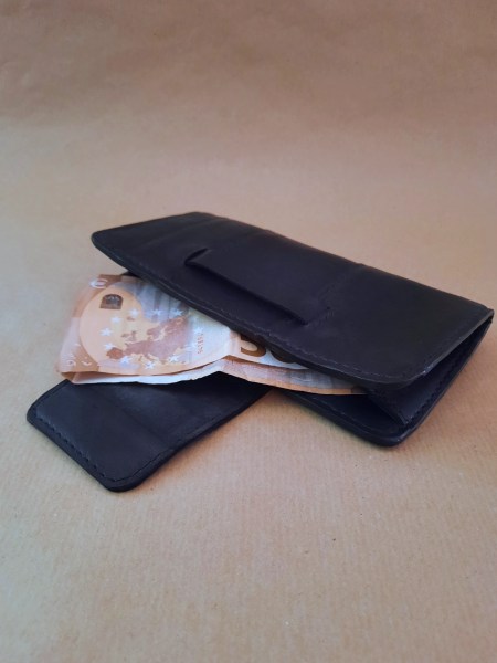 Pochette à billets en cuir basane noir – Pratique et discrète – Emmanuelle Olivier Maroquinerie