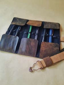 Étui cuir basane 12 stylos marron vintage – Artisanat français - Emmanuelle Olivier Maroquinerie