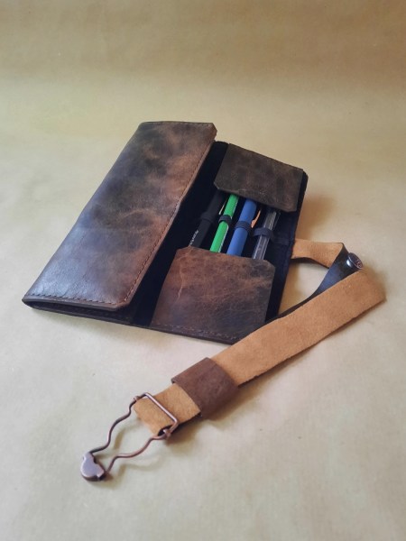 Étui cuir basane 12 stylos marron vintage – Artisanat français - Emmanuelle Olivier Maroquinerie